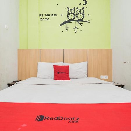 Отель Reddoorz @ Darmo Сурабая Экстерьер фото