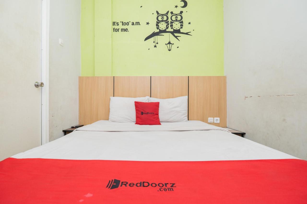 Отель Reddoorz @ Darmo Сурабая Экстерьер фото